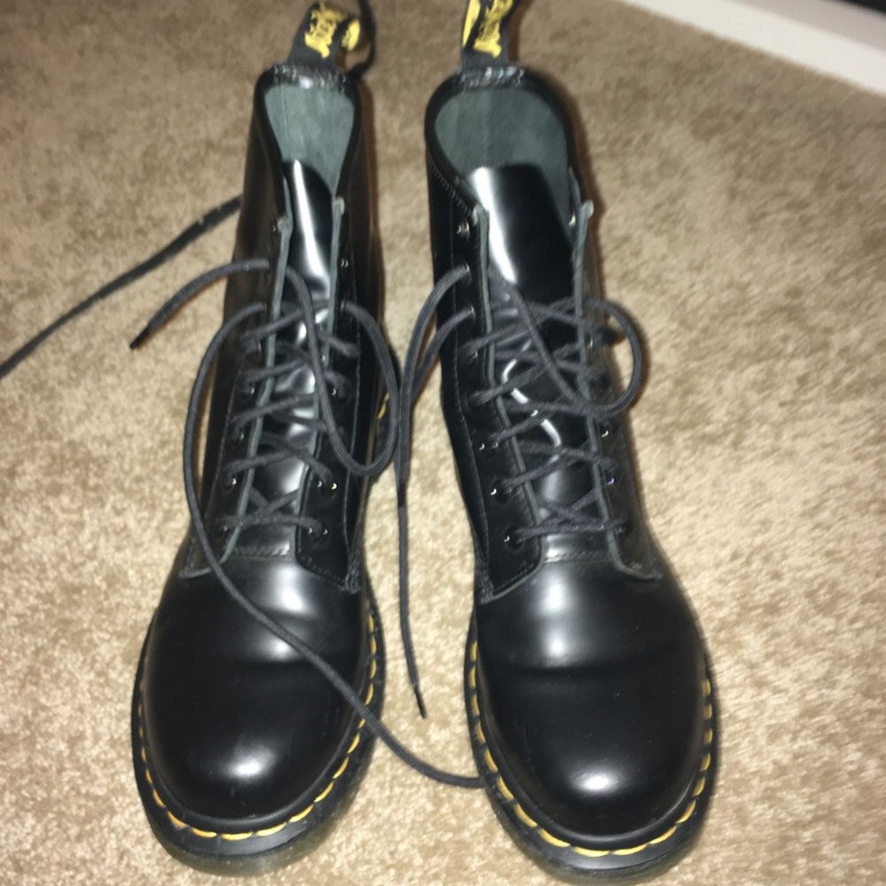 Dr. Martens - Women’s 9